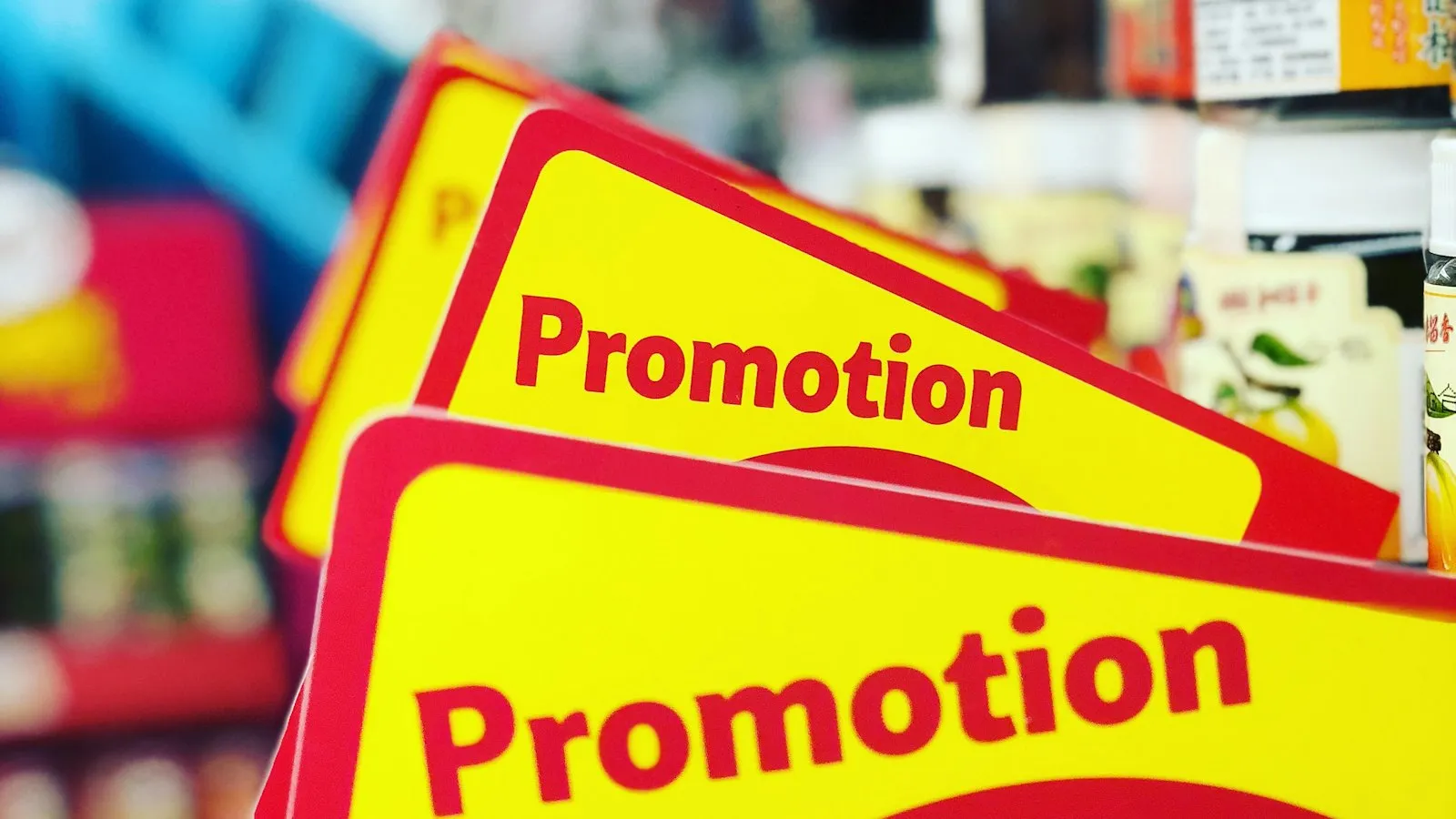 Жовті промо-цінники «Promotion» на полиці магазину